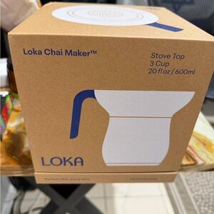 White Chai Maker Stove Top with Blue Handle - 20 fl oz